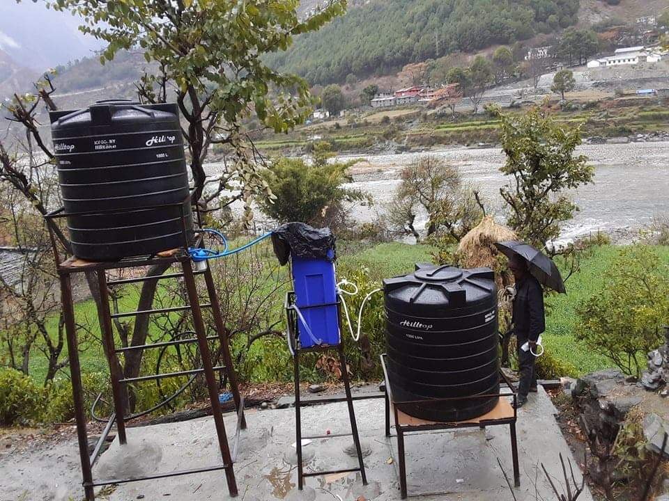 सामाजिक अभियान्ता जोशीद्वारा बिकट गाउँमा फिल्टर जडान