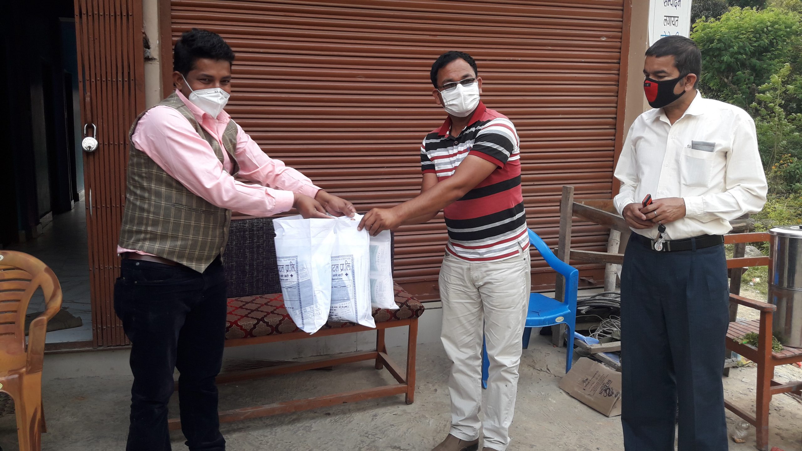 शैलेश्वरी अस्पतालद्वारा पत्रकार महासंघलाई स्वास्थ्य सामग्री हस्तान्तरण