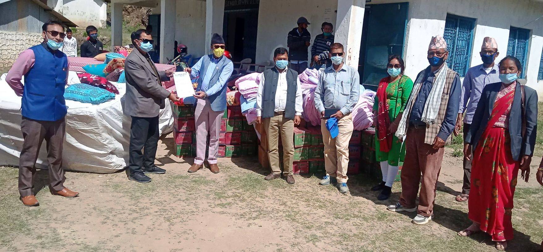 डोटीका चार स्थानिय तहलाई स्वास्थ्य सामाग्री हस्तान्तरण