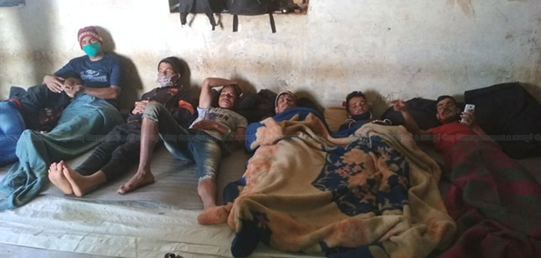 क्‍वारेन्टाइनमा बसेकाहरुको गुनासो: भेडा-बाख्राजस्तै राखिएको छ