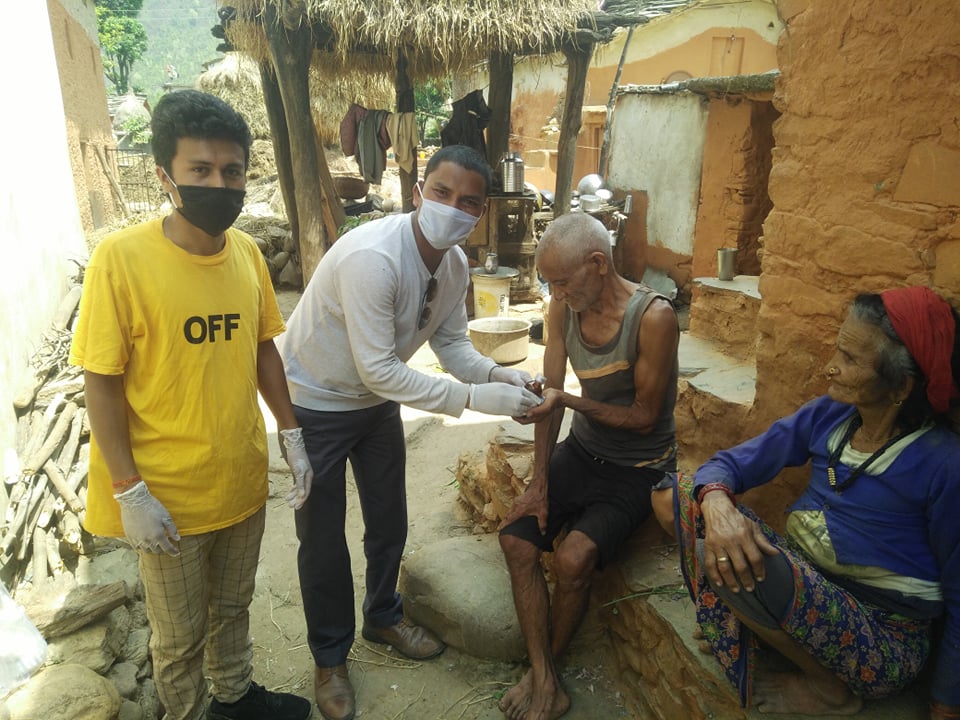 बिरामीको घरघरमा औषधि सहित नेबिसंघका नेता सिंह