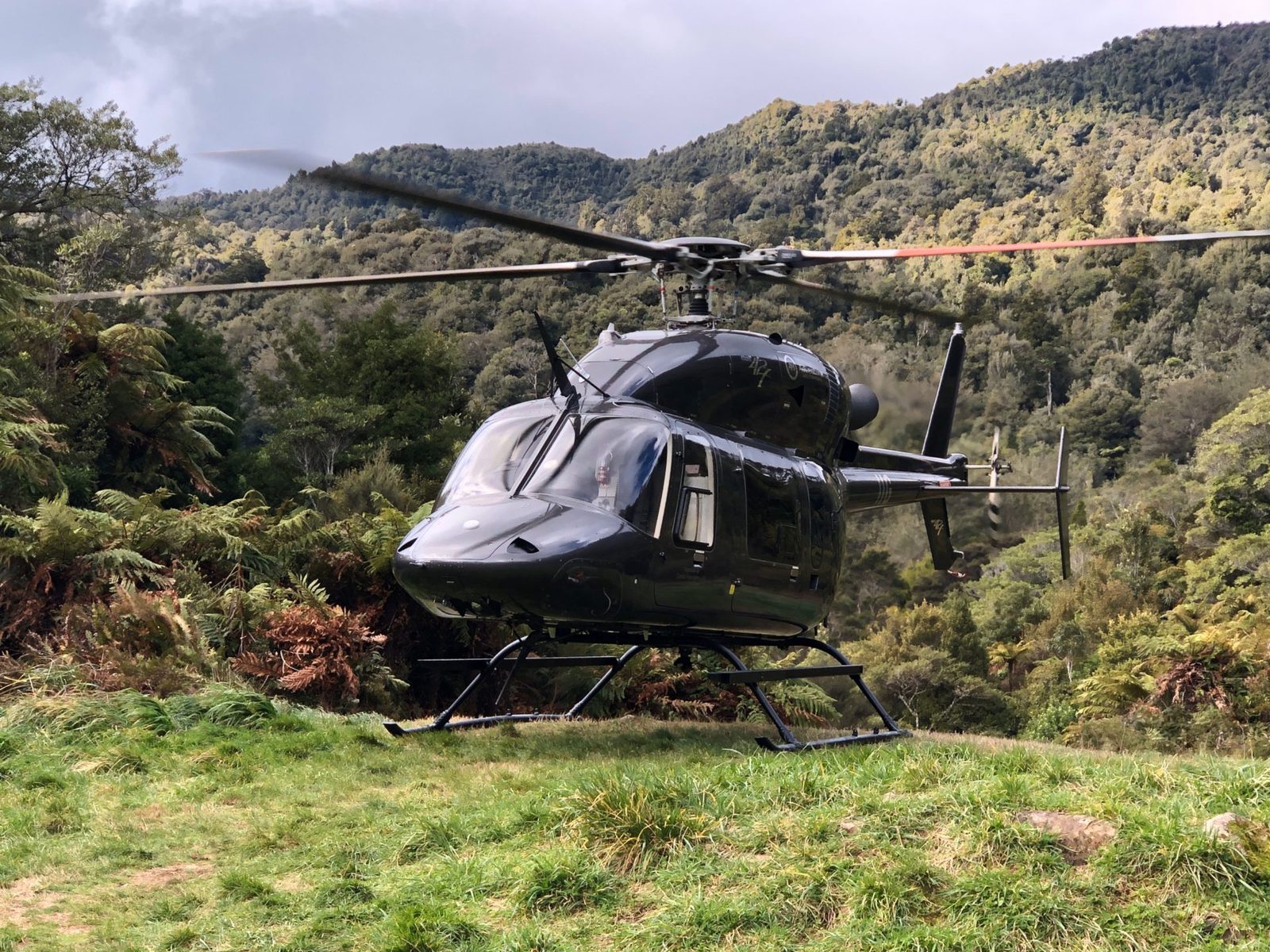 डोटीमा मीनीट्रक दुर्घटनामा परि घाइते भएका चार जनाको हेलीकोप्टर मार्फत उद्धार