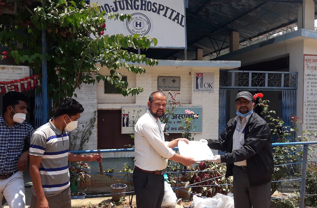 सम विकास केन्द्रद्वारा सुजंङ्ग अस्पताललाई स्वास्थ्य सामग्री सहयोग