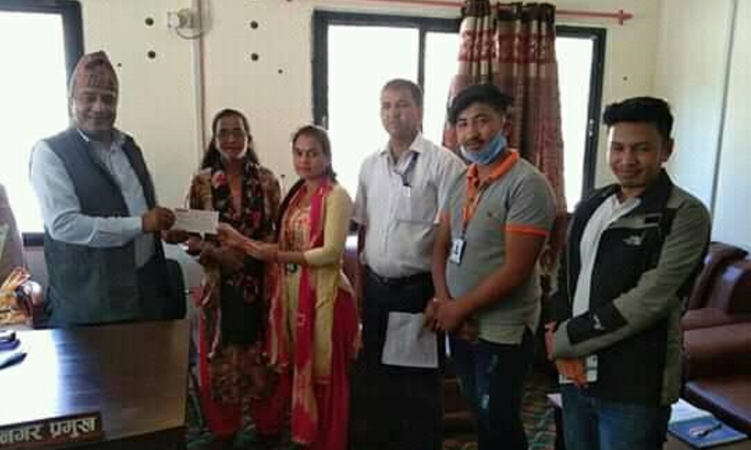 शिखर नगरपालिकाको राहत कोषमा लक्ष्मी लघुवित्तको दश हजार सहयोग