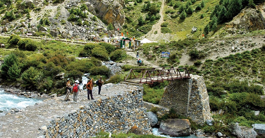 भारतीयले  धारचुलाको बाटो हिडडुल गर्न रोक लगाएपछि वडा अध्यक्षले मागे हेलिकप्टर