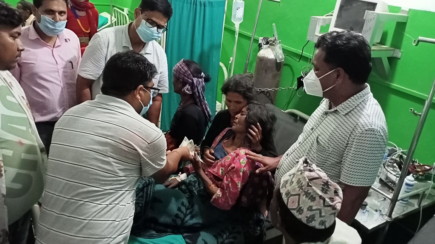 घर भत्केर ज्यान गुमाएका परिवारलाई डोटी काँग्रेसद्वारा नगद हस्तान्तरण