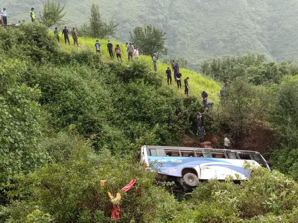 डोटी बस दुर्घटना : मृतक र घाइतेको सनाखत : घाइते ३२ जना मध्ये १३ जनाको अवस्था गम्भिर