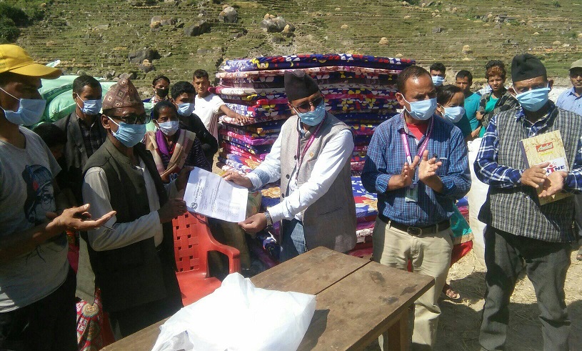 साइन नेपालद्वारा अछामका २ सय १६ बाढी पीडित परिवारलाई राहत वितरण