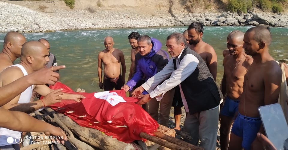 कांग्रेस क्रियाशिल सदस्य मल्लको निधन : पार्टीको झण्डा ओढाएर गरियो अन्तिम विदाई