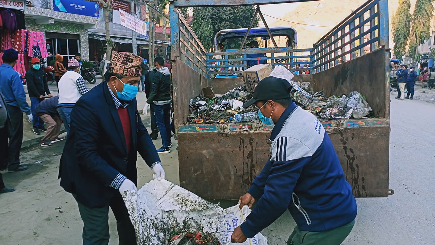 शिखर नगरपालिकाका मेयर दिपायल सिलगढी नगरपालिकाको फोहर उठान थालेपछि