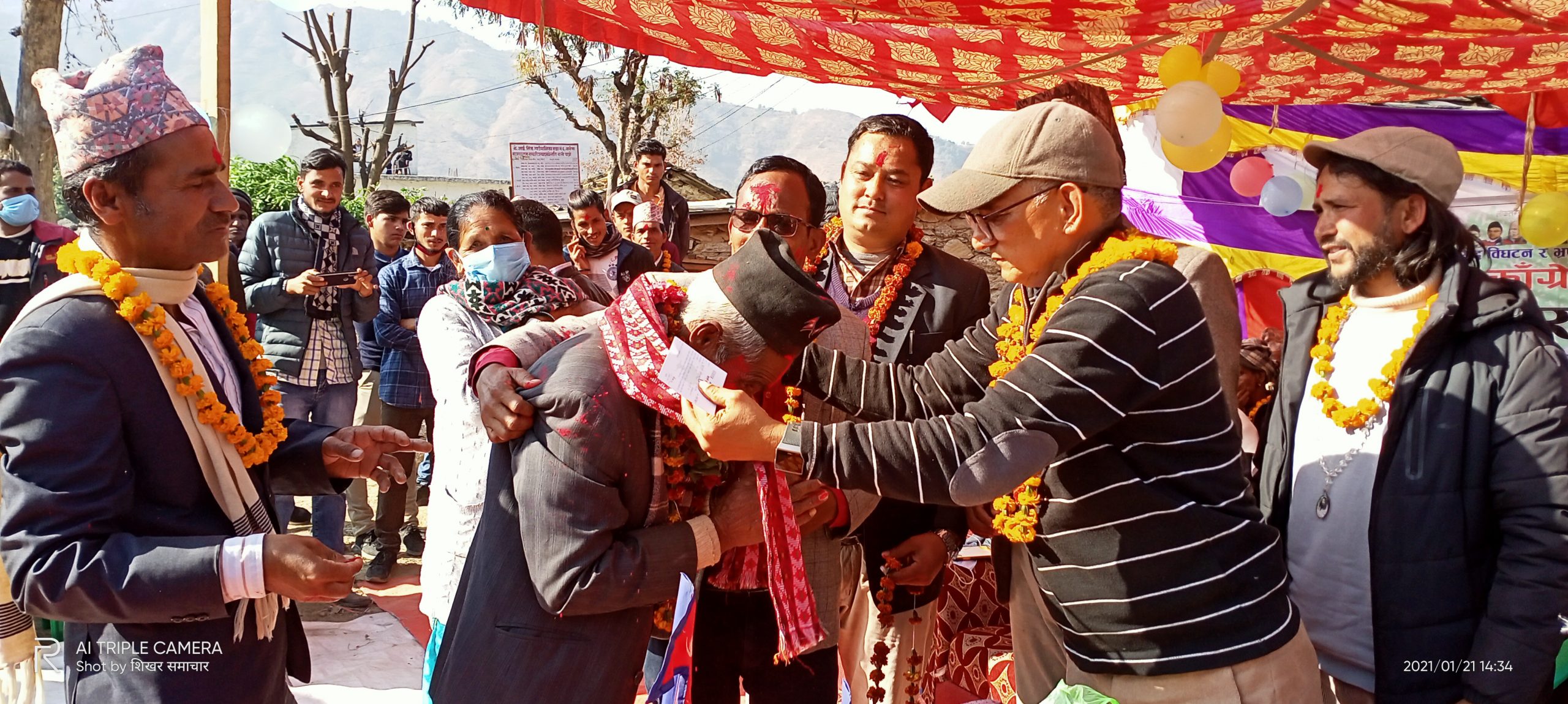 नेकपाका जिल्ला सदस्य सहित केआईसिंह- ७ थलीको पुरै दलित बस्ती कांग्रेसमा प्रवेश