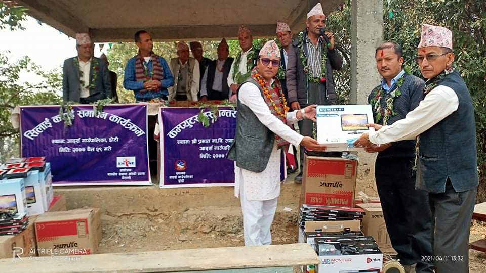 विद्यालयलाई कम्प्युटर, प्रशिक्षार्थीलाई सिलाइ मेसिन