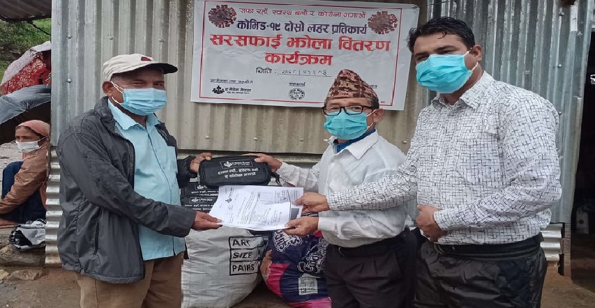 द सेभेन नेपालद्वारा एक सय जना कोरोना प्रभावितका लागि सरसफाई झोला हस्तान्तरण