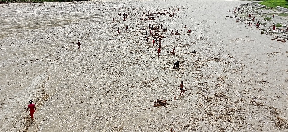 डोटीको सेती नदीमा शव देखियो : निकाल्ने प्रयास