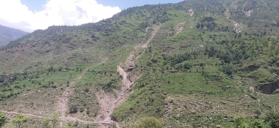 सायलमा जमिन भासिदा दुई तले घर भत्कीयो