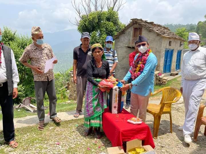 सामाजिक अभियान्ता जोशीद्वारा जन्मदिनमा विपन्न परिवार र अक्षय कोषमा सहयोग