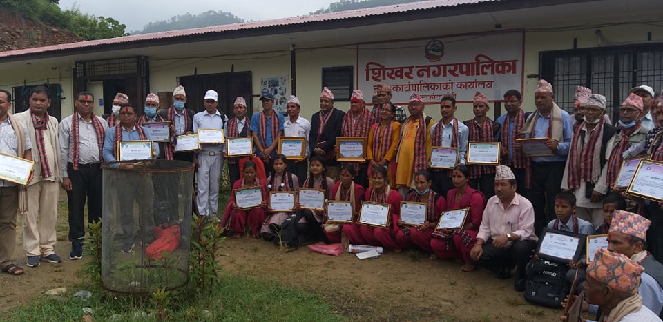 शिखर नगरपालिकाद्वारा उतकृष्ट शिक्षक, विद्यालय, कर्मचारी र विद्यार्थीहरुलाई सम्मान