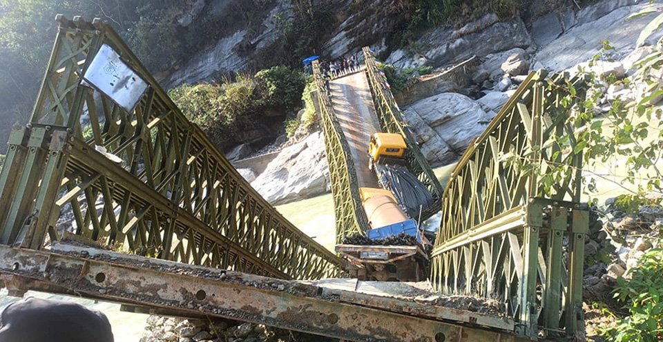 क्षमताभन्दा बढीका ट्रक तार्दा बेलिब्रिज भाँचियो