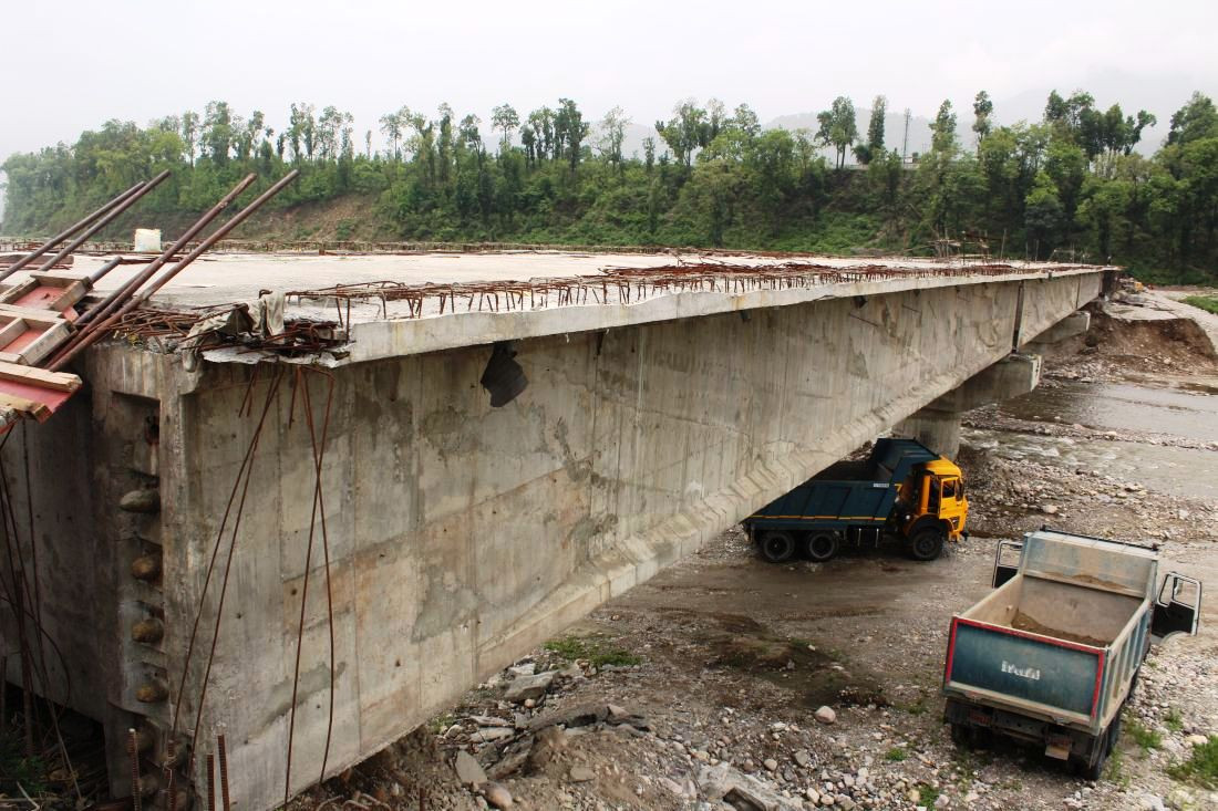डोटीको सेती नदीमा निर्माणाधीन पुलको काम अलपत्र