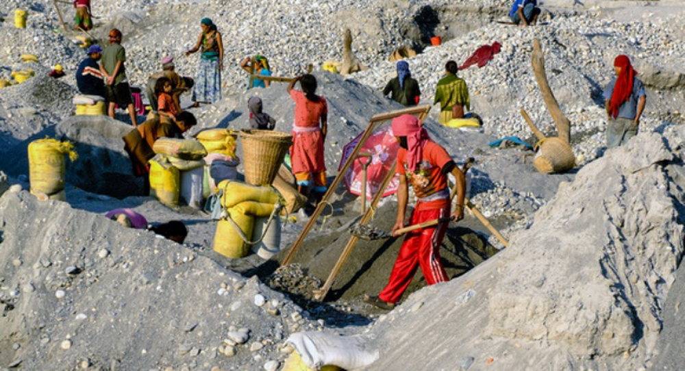 बगरमा बालुवा चाल्दै कञ्चनपुरका विपन्न समुदाय