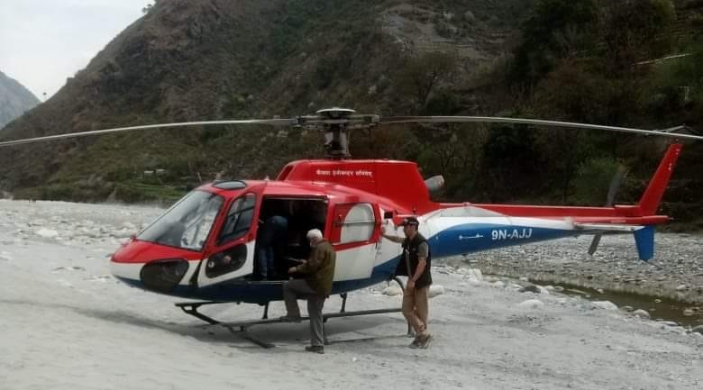भारतीय नागरिक सवार हेलिकप्टर बझाङमा अवतरण