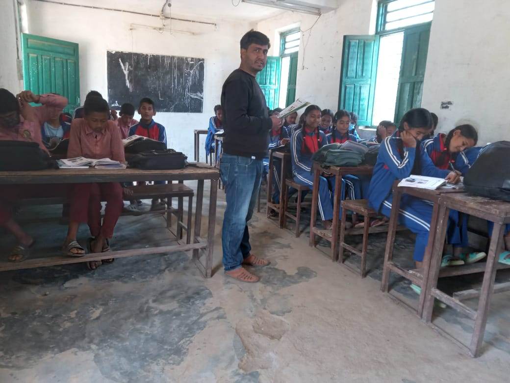 शिक्षक जनप्रतिनिधि : निःशुल्क पढाउँछन् विद्यार्थी