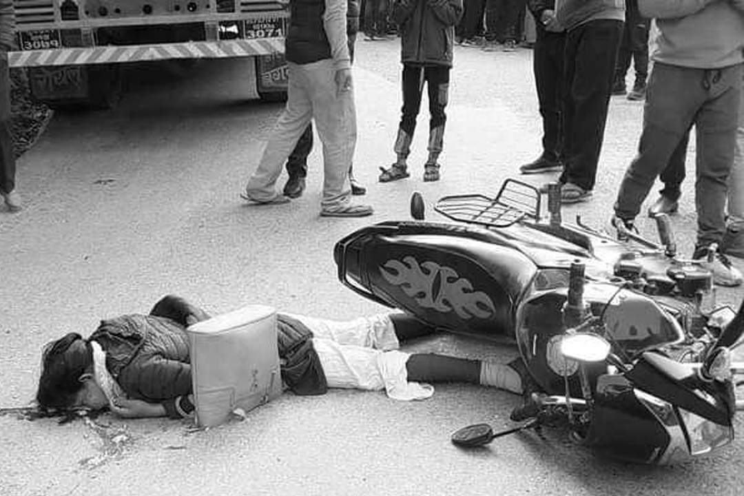बझाङमा ट्रक र मोटरसाइकल ठोकिदाँ एक जनाको मृत्यु