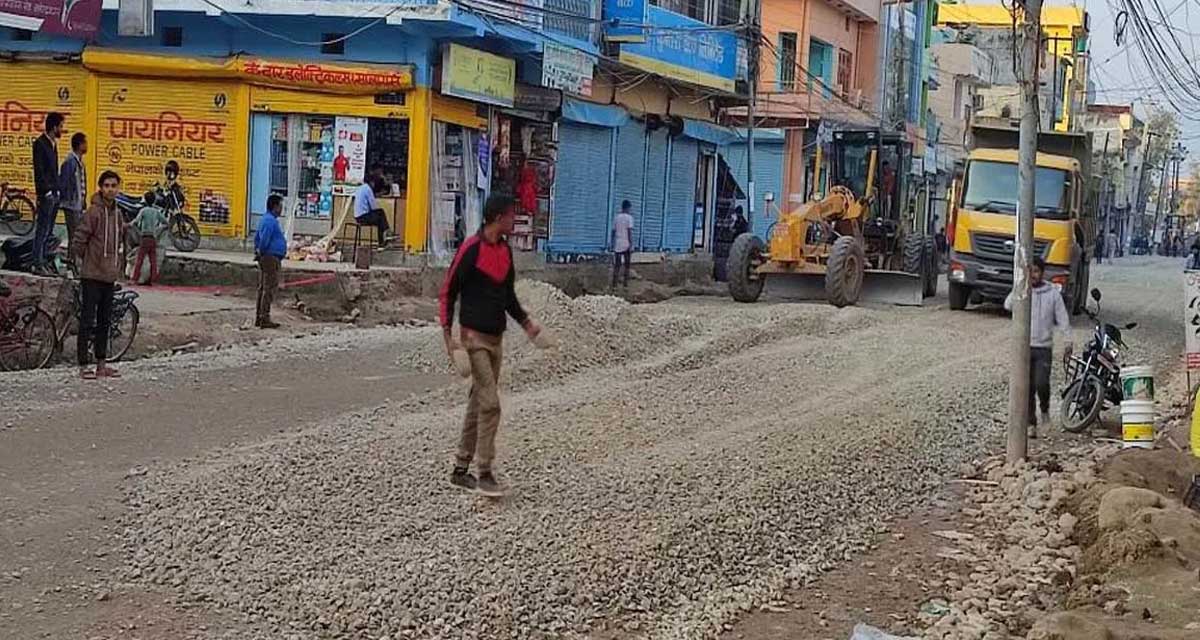 पूर्व-पश्चिम राजमार्ग स्तरोन्नति : महेन्द्रनगर बजार क्षेत्रका सडक विस्तार गरिँदै