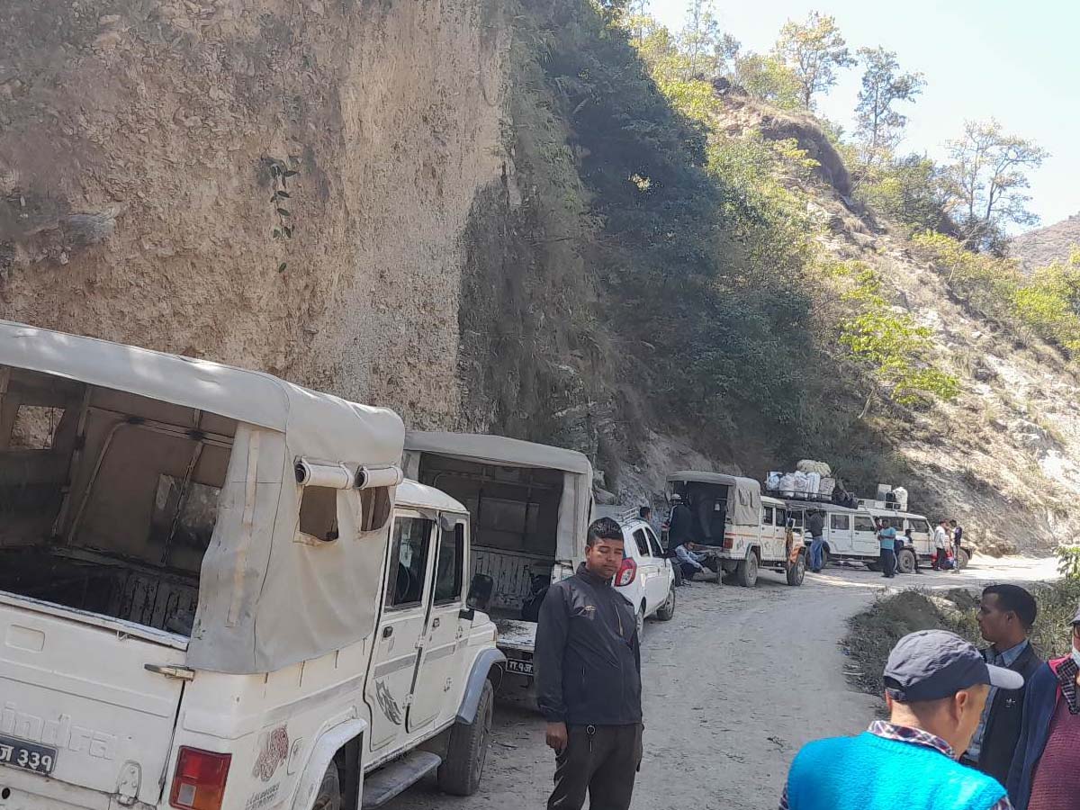 झुलाघाटमा बसपार्क नहुँदा सवारी साधन पार्किङमा समस्या