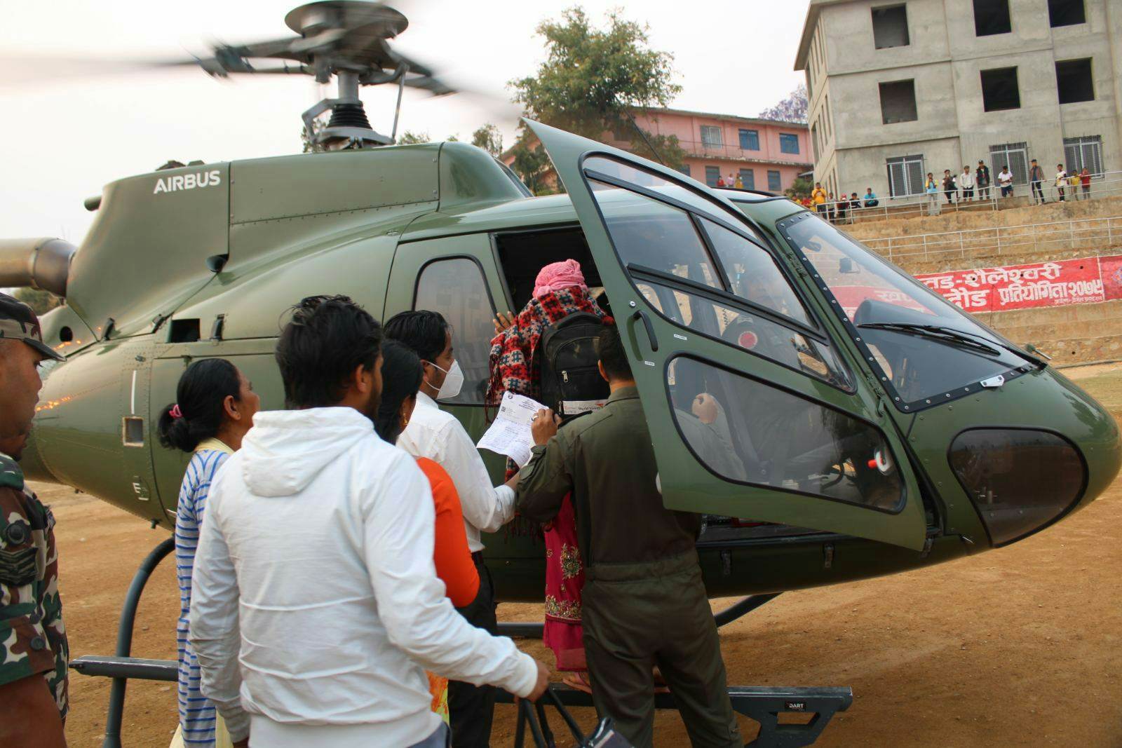 जीपबाट खसेर घाइते भएका बालकको हेलिकप्टर मार्फत उद्धार