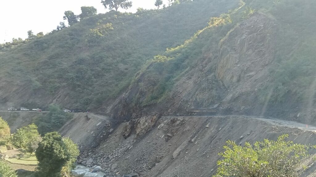 डडेल्धुरा-डोटी जोड्ने सडक दैनिक ४ घण्टा अवरुद्ध हुने