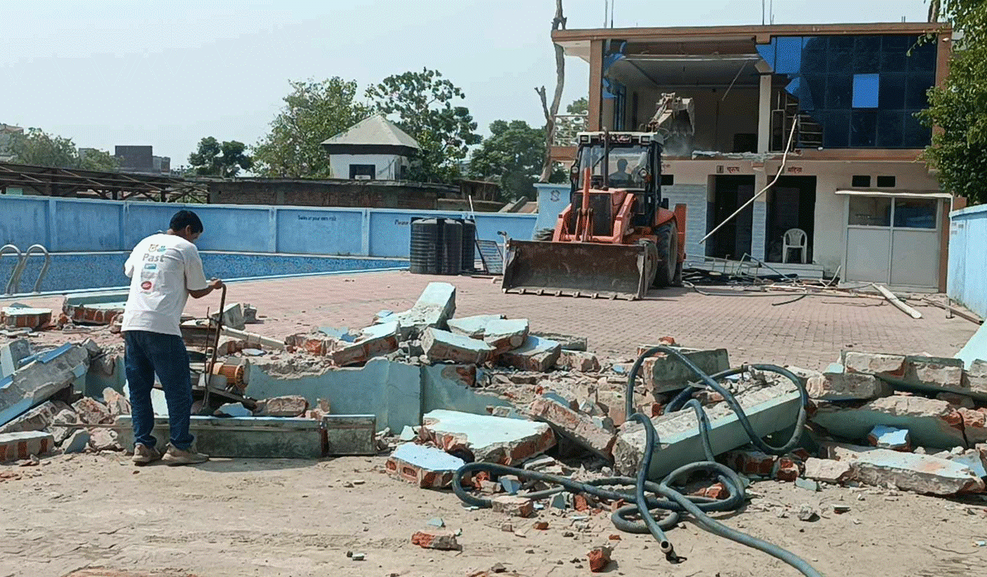 होटेल ओपेराको स्विमिङ पुलमा डोजर