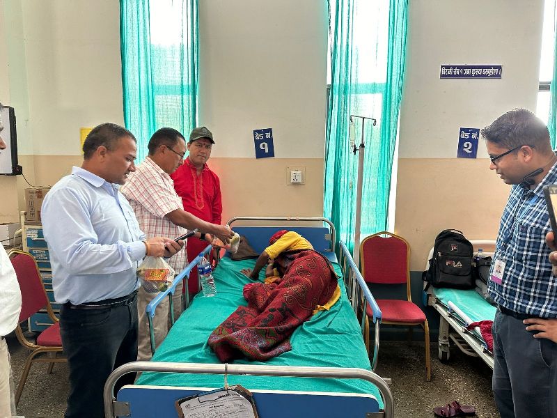 बयालपाटा अस्पतालमा भर्ना भएका ४८ जना बिरामीलाई फलफूल वितरण