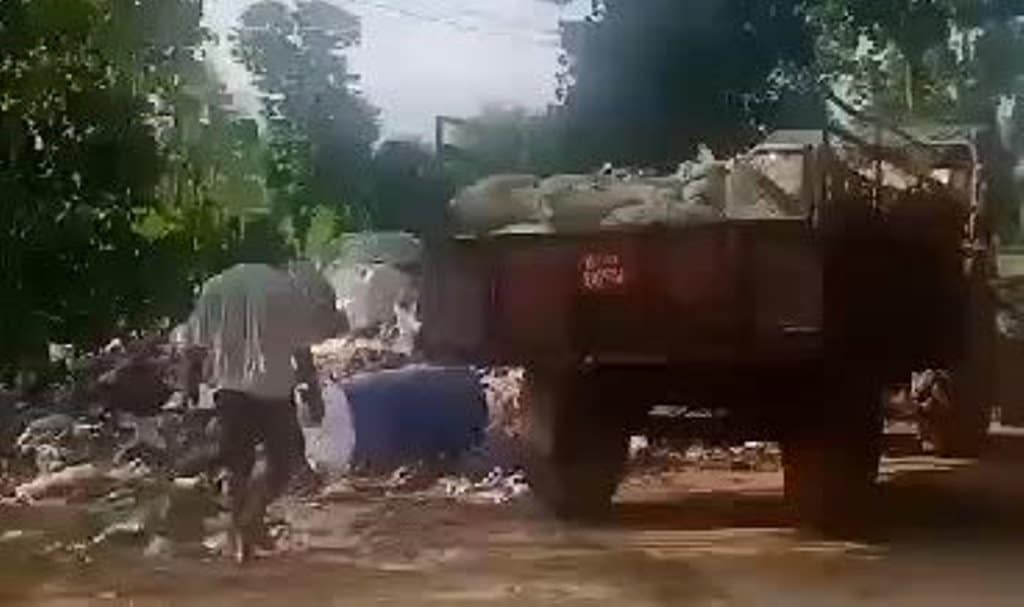 सार्वजनिक स्थानमा फोहोर फाल्दै धनगढीः फोहोर शहरी क्षेत्रको, दुर्गन्धको मार खेप्दै दुर्गम बस्ती