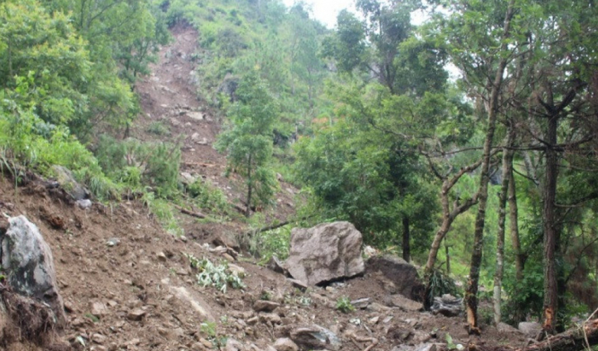 बैतडीमा पहिरोले २ घर भत्किए, २ घर जोखिममा