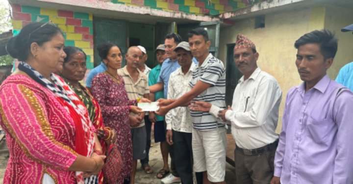 कञ्चनपुरमा बाघको आक्रमणबाट ज्यान गुमाएकी महिलाको परिवारलाई १ लाख सहयोग