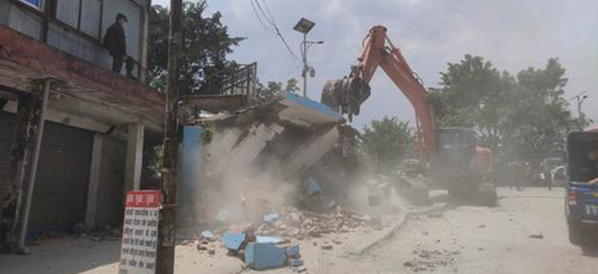 शुक्लाफाँटामा नियमविपरित बनेका संरचना भत्काइँदै