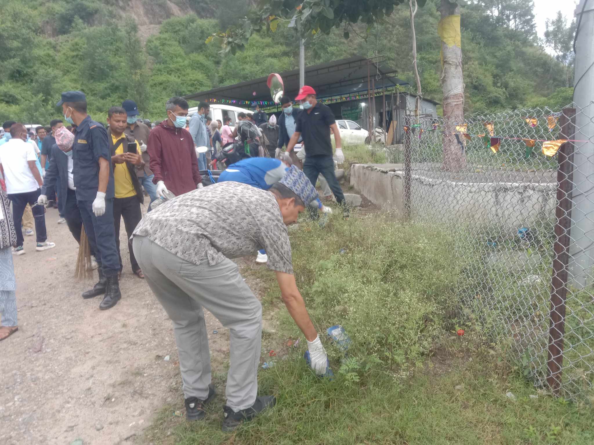 संविधान दिवसको पूर्व सन्ध्यामा डोटीको पिपल्लामा सरसफाई