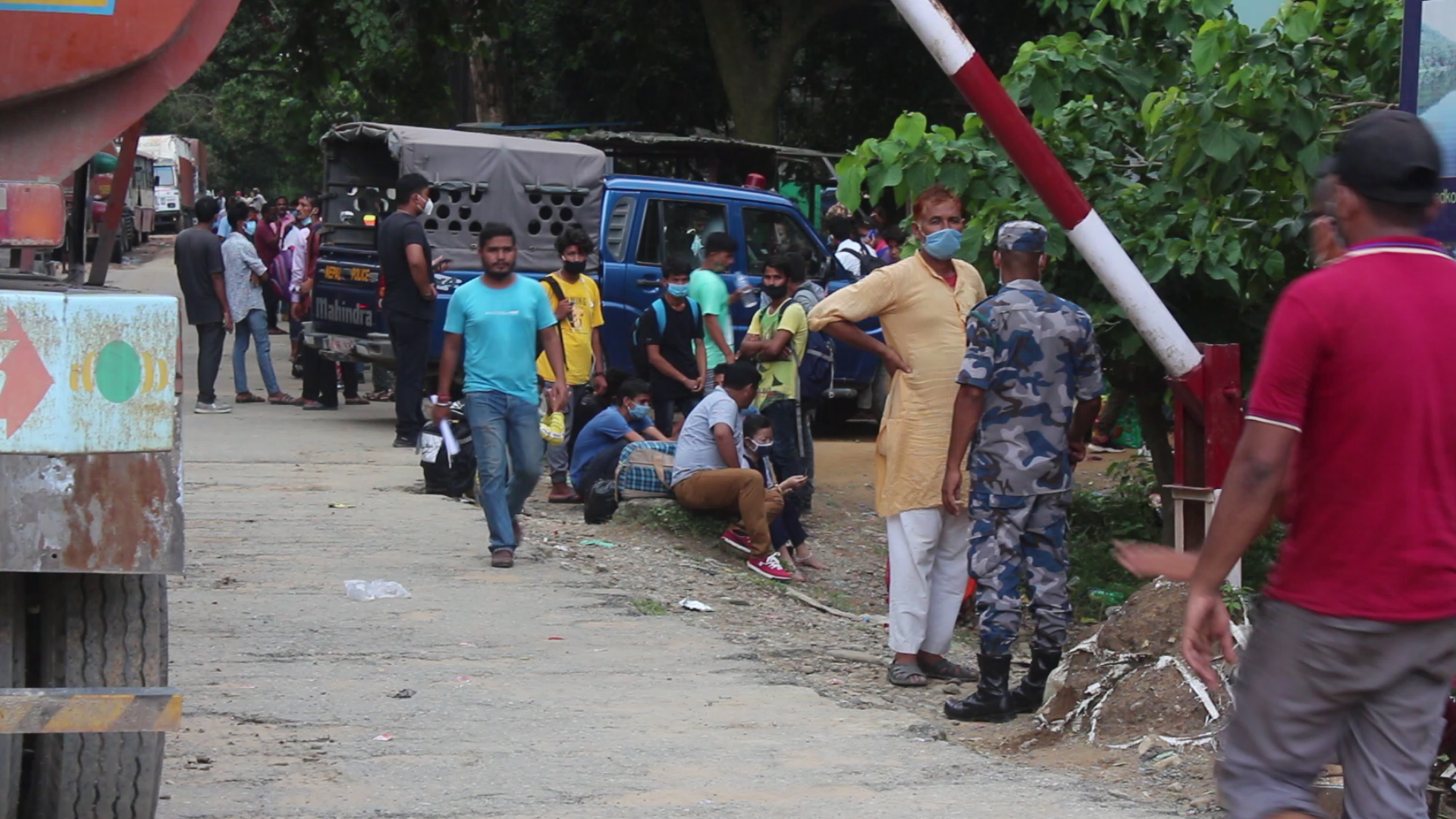 दशै शुरु भएसंगै स्वदेश फर्किन थाले परदेशी, सिमानाकाको चेकिङले सास्ती