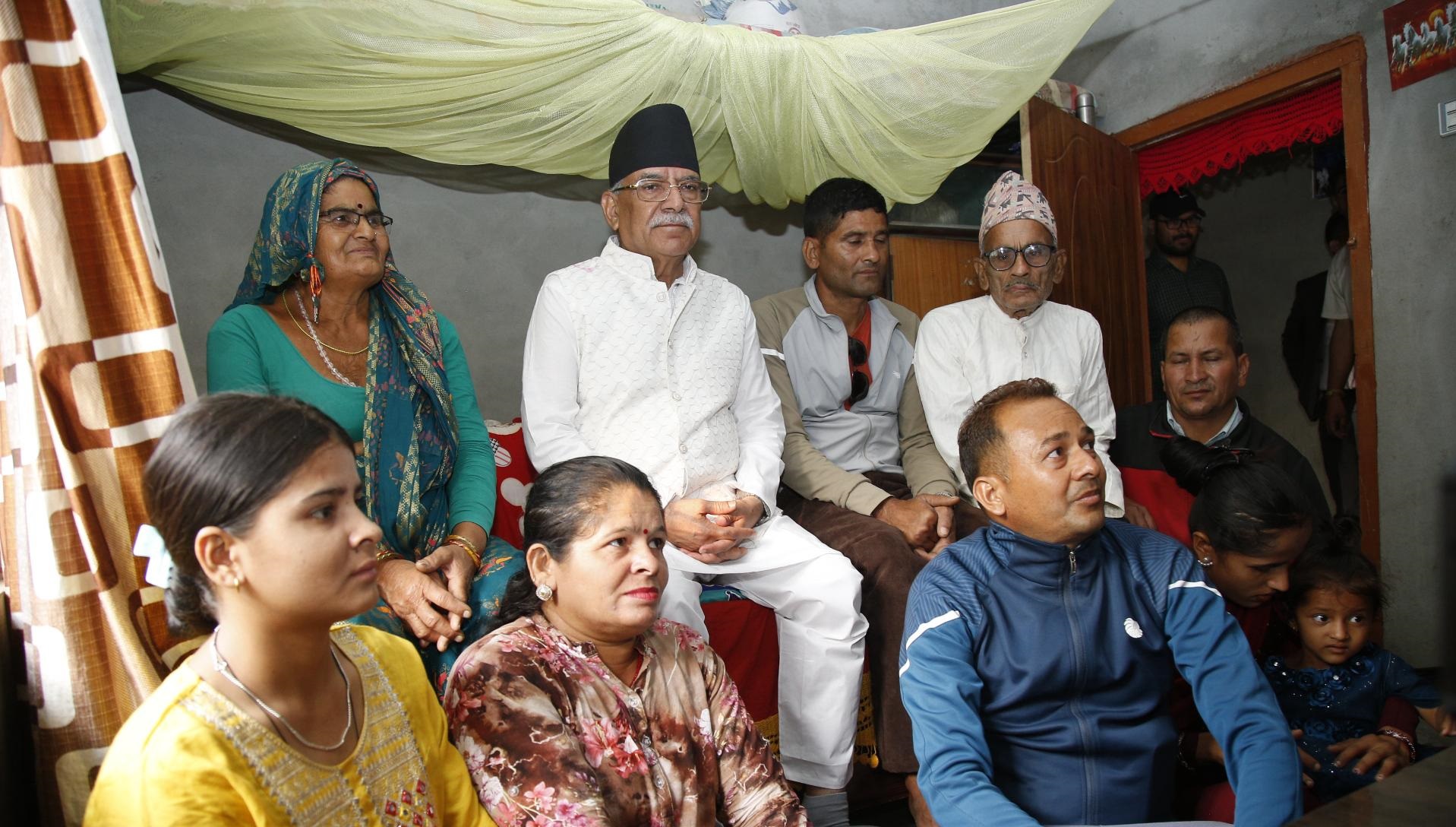 प्रचण्डसतिका शीर्ष नेताहरु डोटीका स्थानीय नेता कार्यकर्ताहरुको घरमा बास बस्ने