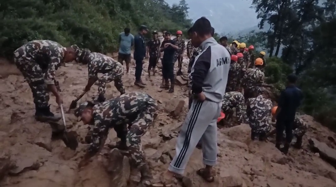 डोटीमा पहिरोमा पुरिएर एकै परिवारका ३ जना घाइते, एक बेपत्ता