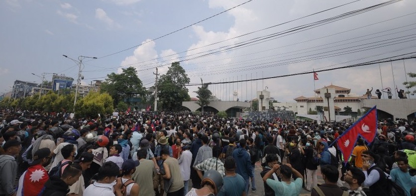 संसद् भवनमा जेनजी : सुरक्षा पोष्ट कब्जा, पर्खाल भत्काए, संसदमा लगाए आगो