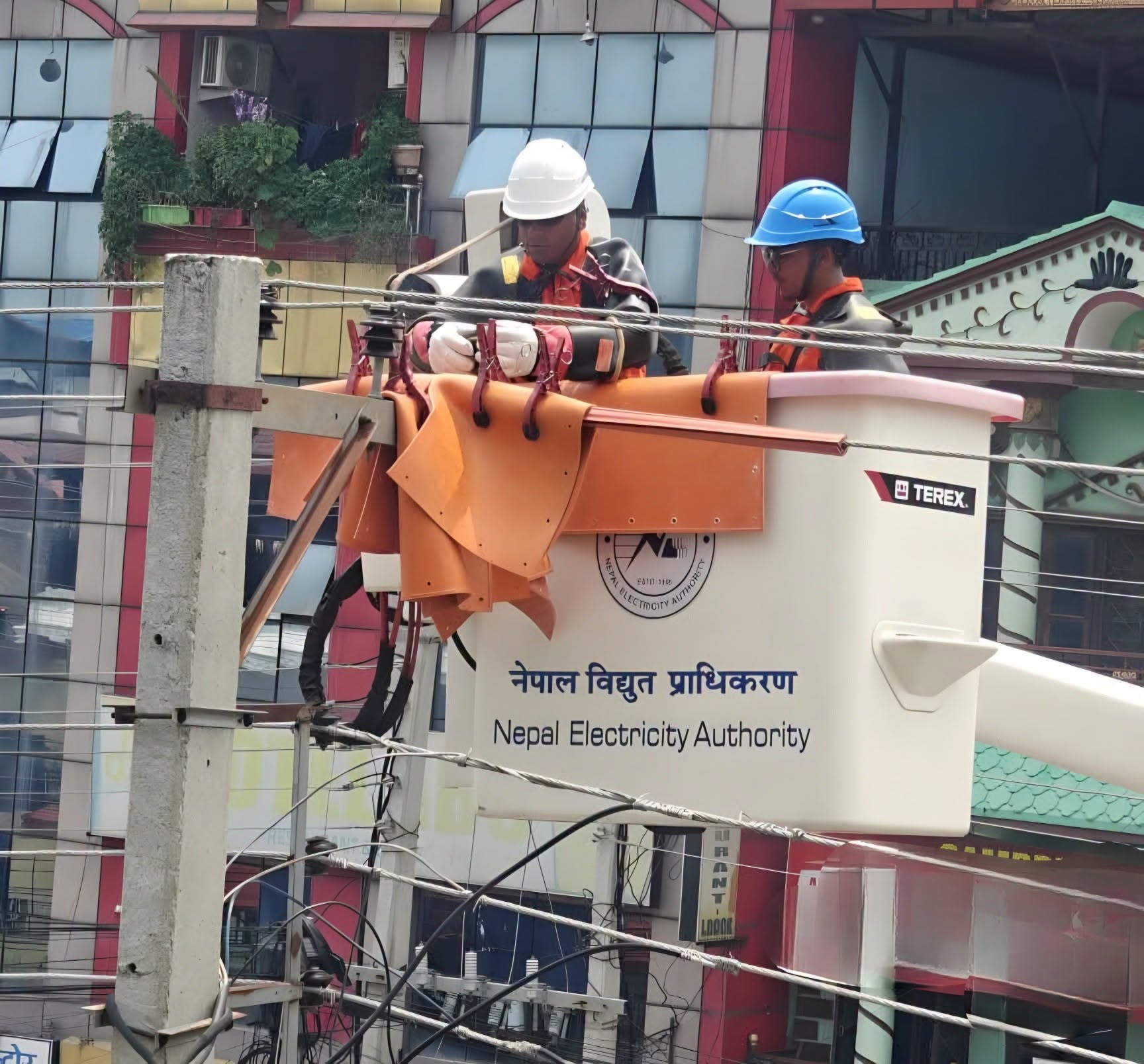 नेपालमै पहिलो पटक लाइन नकाटी विद्युत् मर्मतको अभ्यास सुरु, बुटवलबाट थालियो नयाँ प्रविधि