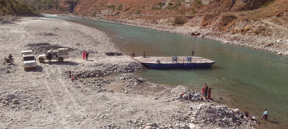 कर्णाली नदीमा फेरी सेवा बन्द, बाजुराका स्थानीयलाई दैनिक उपभोग्य सामग्री ढुवानीमा सास्ती