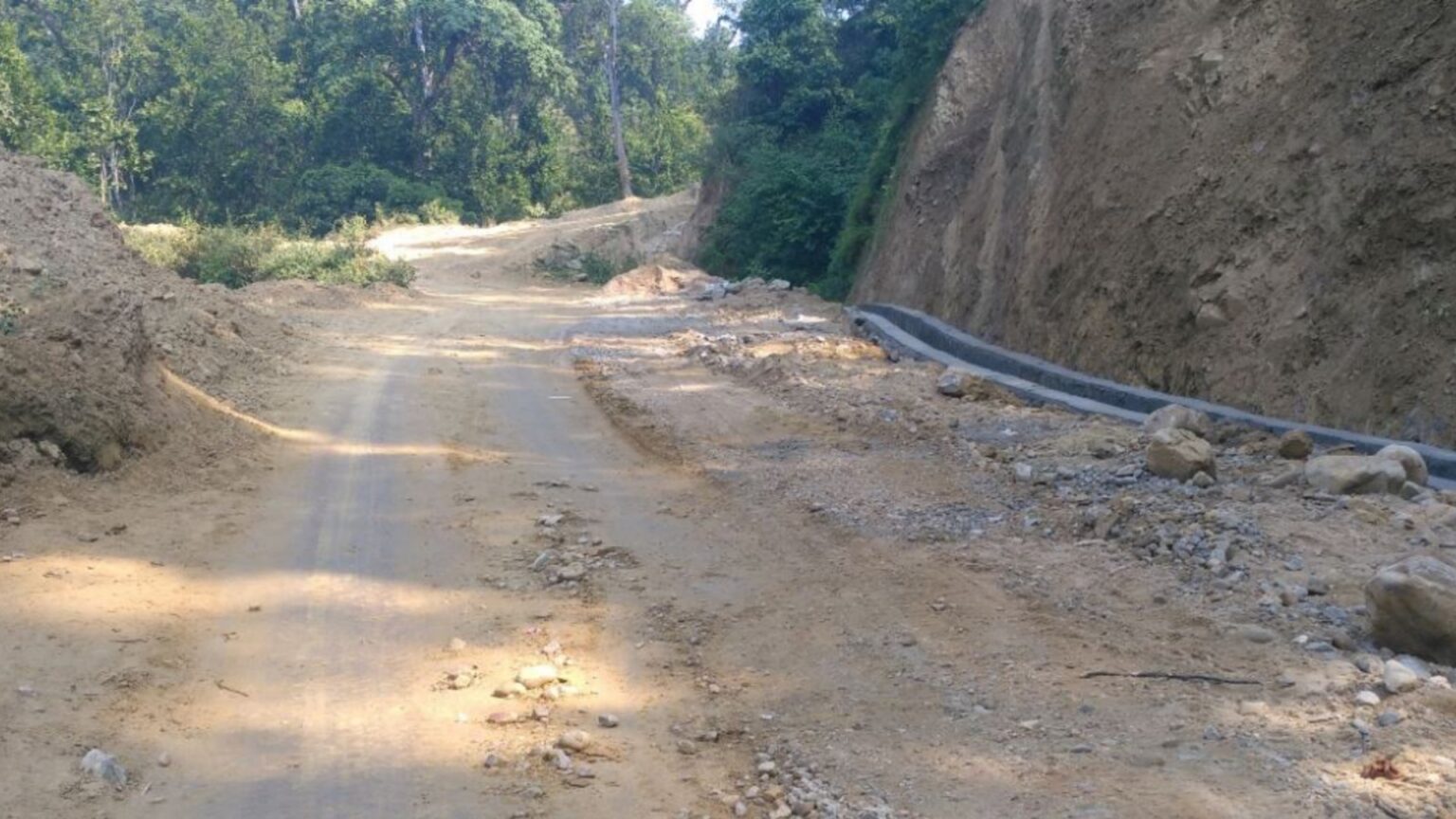 काममा लापरबाही गर्ने ठेकेदारसँग पुष्पलाल राजमार्गको ठेक्का रद्द